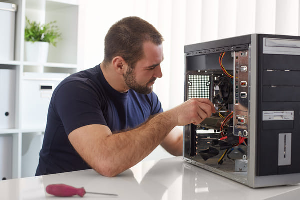 Techniker repariert einen Computer